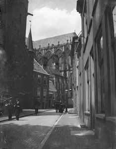 853343 Gezicht in Achter de Dom te Utrecht met op de achtergrond de Domkerk.